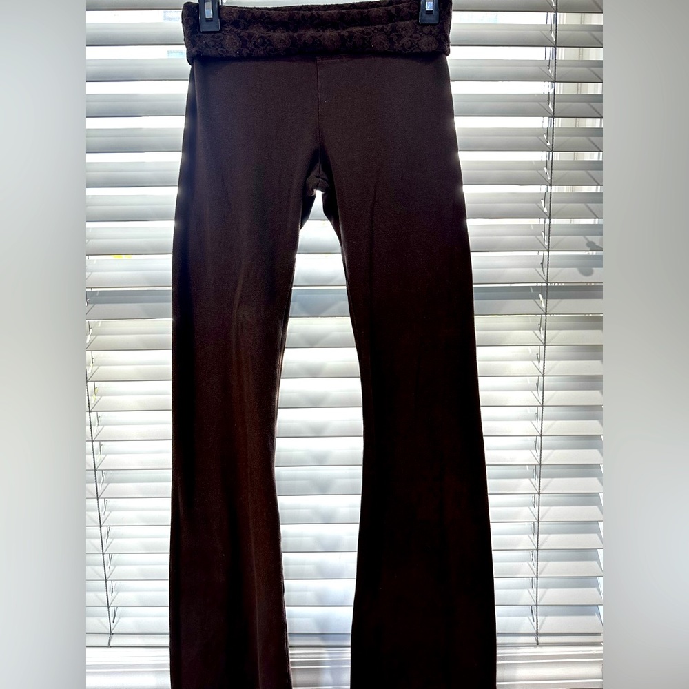 Classic Solow leggings bootcut flare, with floral lace band. Color:brown Size: S